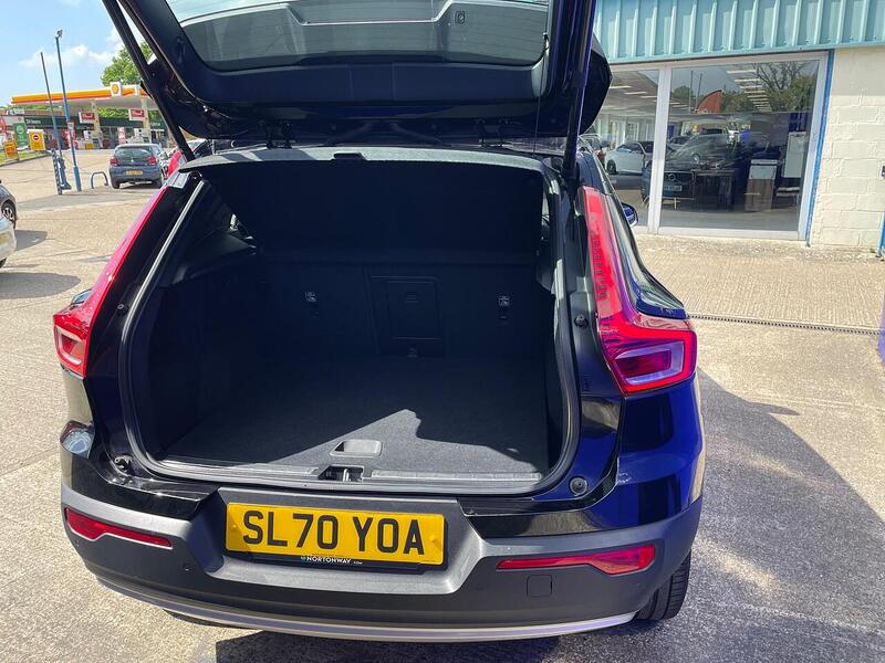 Volvo XC40 2.0 B4 MHEV Inscription SUV 5dr Petrol Hybrid Auto AWD Euro 6 (s/s) (197 ps) - U7174