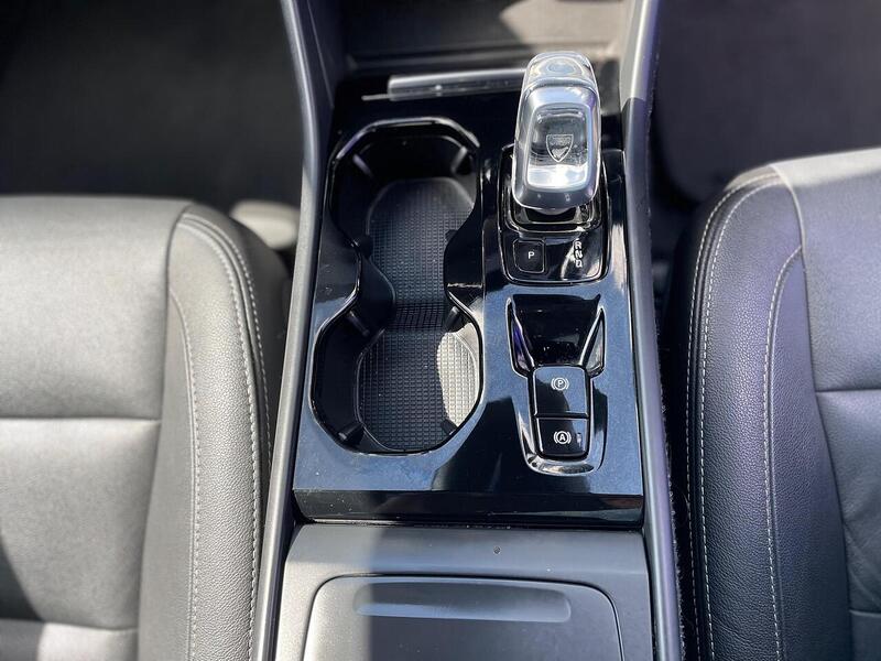 Volvo XC40 2.0 B4 MHEV Inscription SUV 5dr Petrol Hybrid Auto AWD Euro 6 (s/s) (197 ps) - U7174