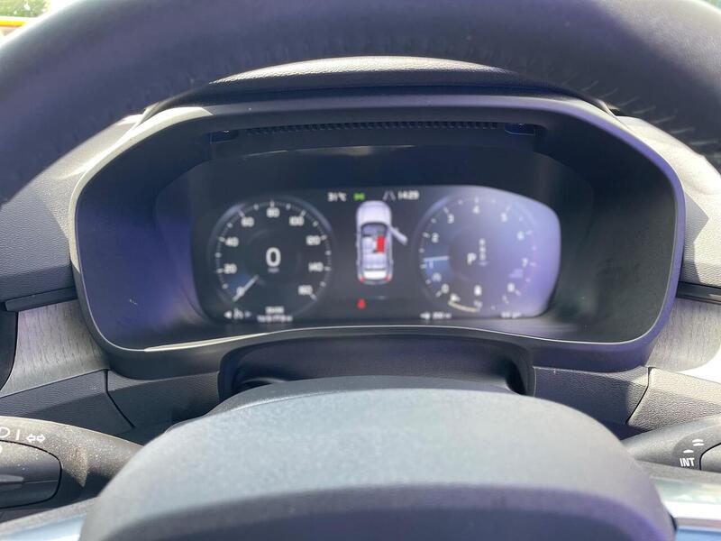 Volvo XC40 2.0 B4 MHEV Inscription SUV 5dr Petrol Hybrid Auto AWD Euro 6 (s/s) (197 ps) - U7174