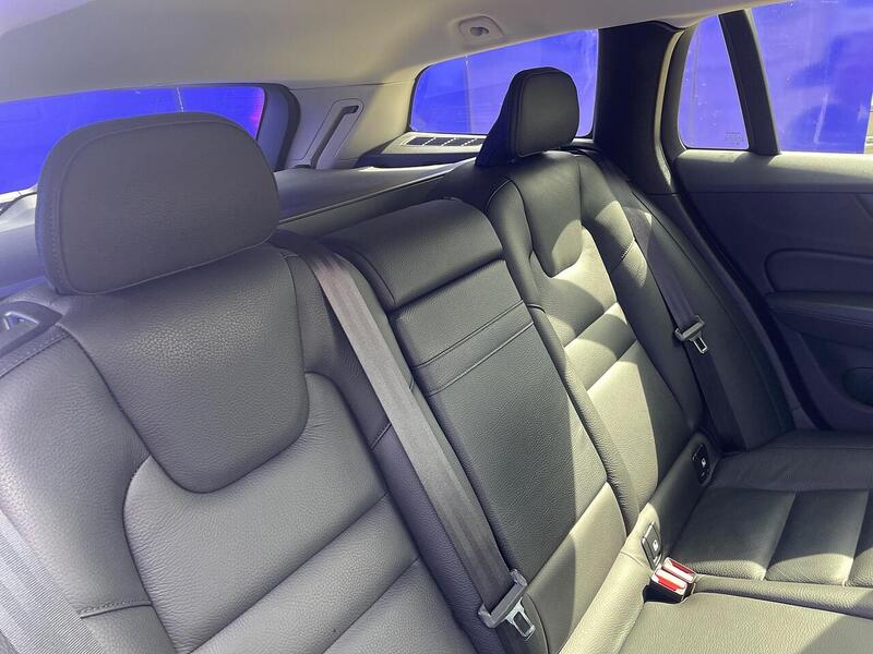 Volvo V60 2.0 B5 MHEV Momentum Estate 5dr Petrol Hybrid Auto Euro 6 (s/s) (250 ps) - U7175