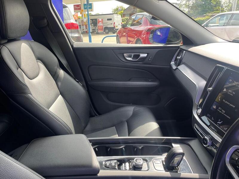 Volvo V60 2.0 B5 MHEV Momentum Estate 5dr Petrol Hybrid Auto Euro 6 (s/s) (250 ps) - U7175