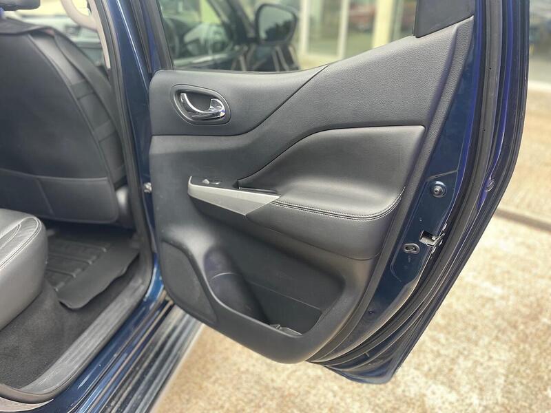 Nissan Navara 2.3 dCi Tekna Pickup Double Cab 4dr Diesel Auto 4WD Euro 6 (190 ps) - U7198