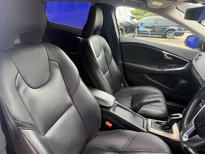 Volvo V40 Cross Country T3 Nav Plus - U7346