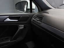 Volkswagen Tiguan TSI BlueMotion Tech R-Line - U12633