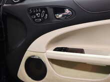 Jaguar XK V8 Signature - U13052