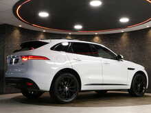 Jaguar F-PACE D240 Chequered Flag - U13397