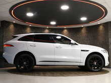 Jaguar F-PACE D240 Chequered Flag - U13397