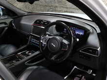 Jaguar F-PACE D240 Chequered Flag - U13397