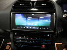 Jaguar F-PACE D240 Chequered Flag - U13397