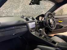 Porsche 718 Cayman GT4 - U13614