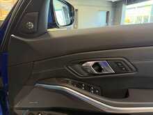 BMW 3 Series 330e M Sport - U13708