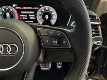 Audi A4 Avant TFSI Black Edition - U13984