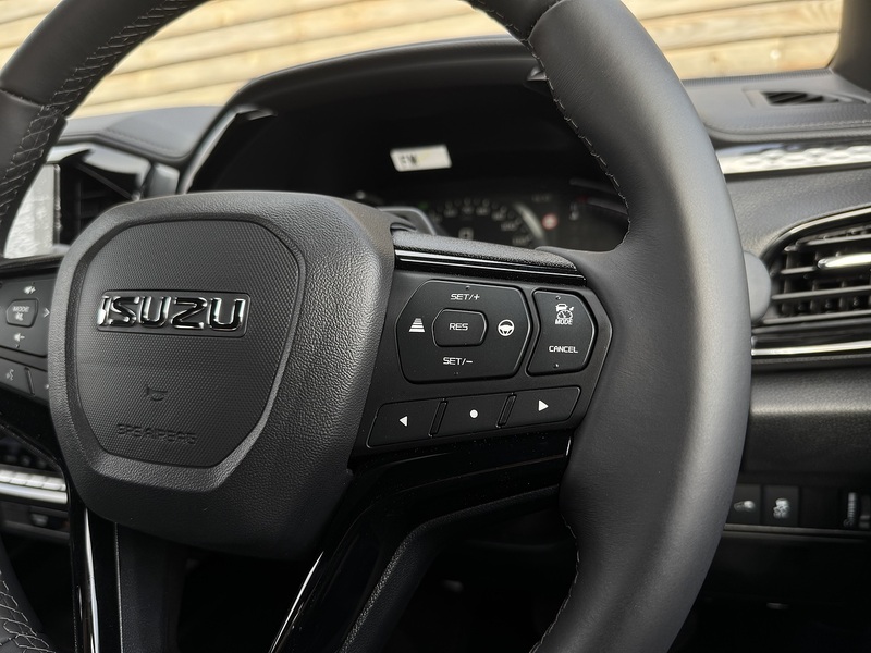 Isuzu D-Max V-Cross Commercial Automatic - N894