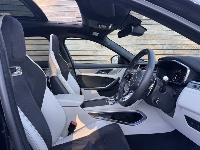 Jaguar F-PACE 2022'22 P550 V8 SVR | Pan Roof | Best Interior! - U8859