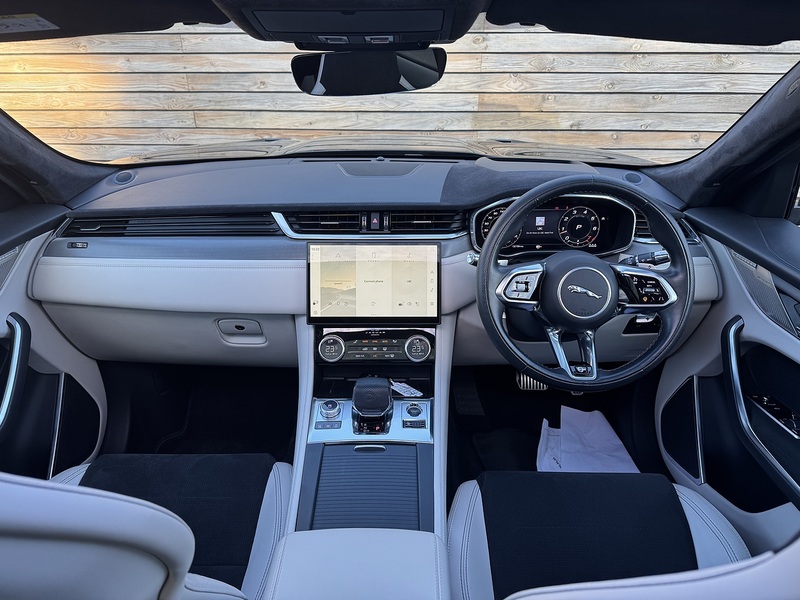 Jaguar F-PACE 2022'22 P550 V8 SVR | Pan Roof | Best Interior! - U8859