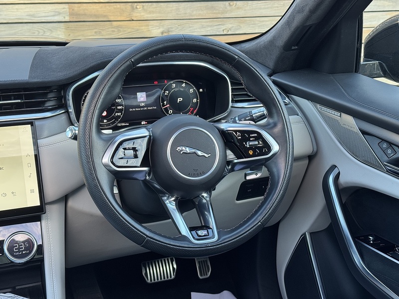 Jaguar F-PACE 2022'22 P550 V8 SVR | Pan Roof | Best Interior! - U8859