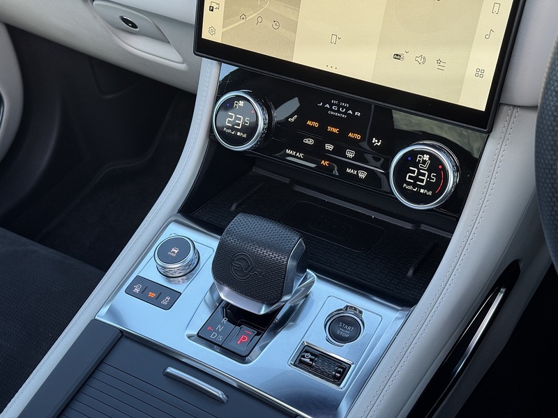 Jaguar F-PACE 2022'22 P550 V8 SVR | Pan Roof | Best Interior! - U8859