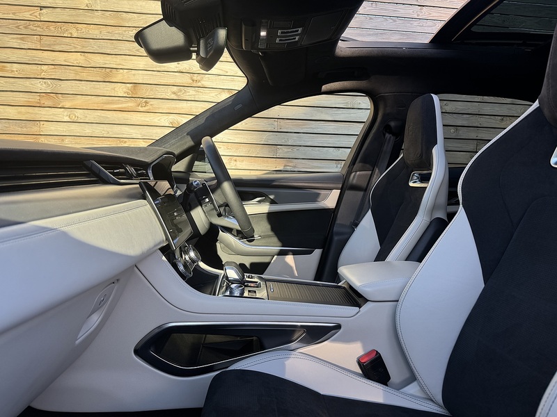 Jaguar F-PACE 2022'22 P550 V8 SVR | Pan Roof | Best Interior! - U8859