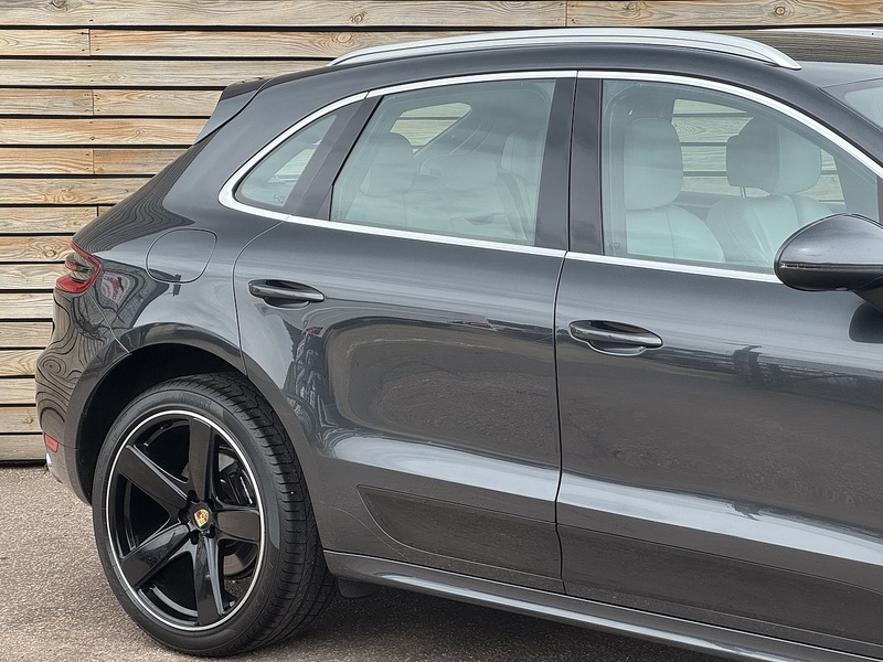 Porsche Macan 2016'66 T | Top Spec | Sport Design Pack - U8946