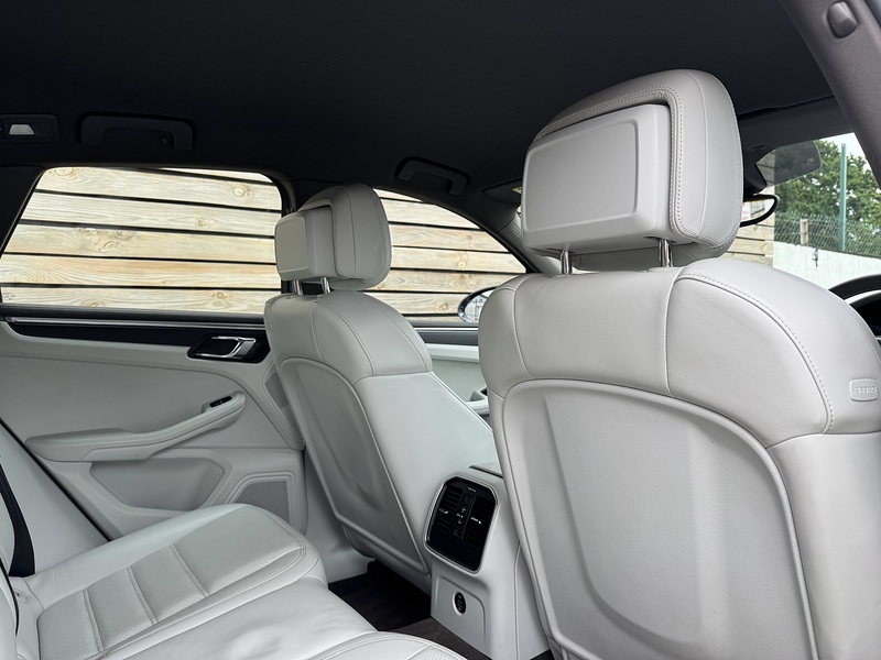 Porsche Macan 2016'66 T | Top Spec | Sport Design Pack - U8946
