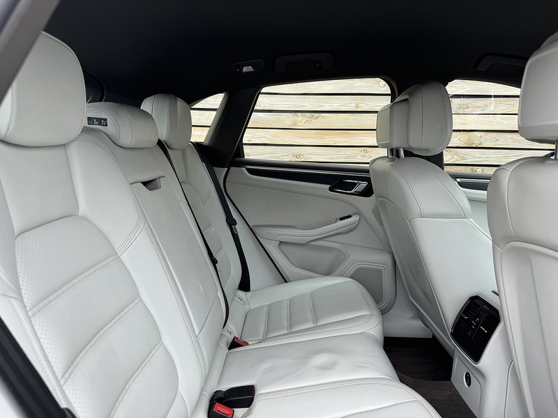 Porsche Macan 2016'66 T | Top Spec | Sport Design Pack - U8946