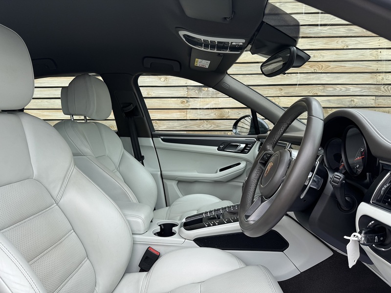 Porsche Macan 2016'66 T | Top Spec | Sport Design Pack - U8946