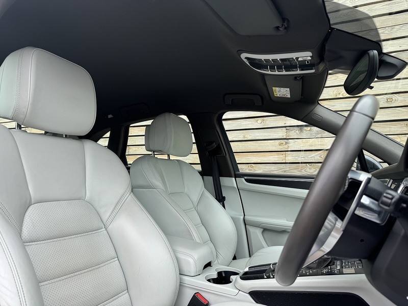 Porsche Macan 2016'66 T | Top Spec | Sport Design Pack - U8946