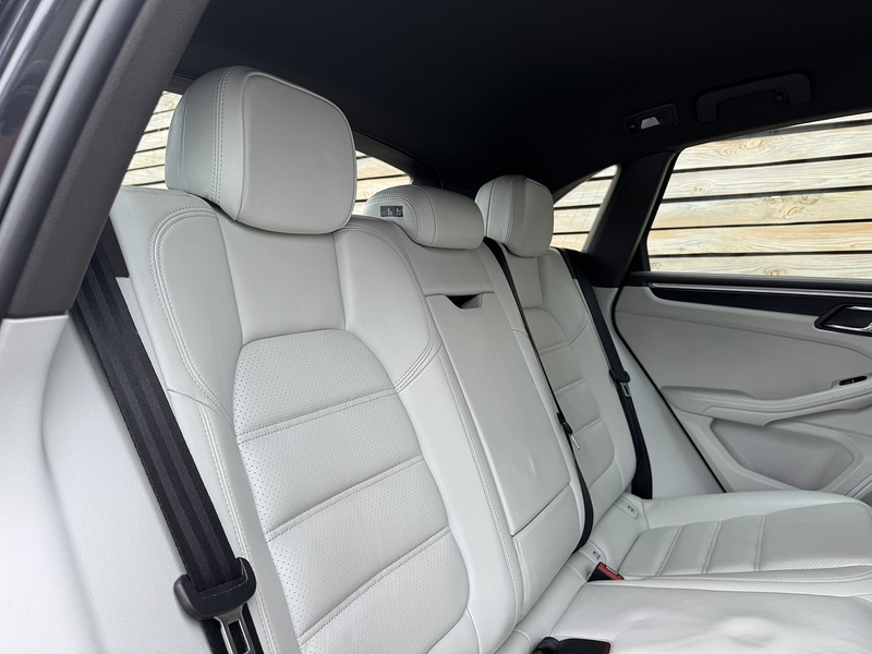 Porsche Macan 2016'66 T | Top Spec | Sport Design Pack - U8946