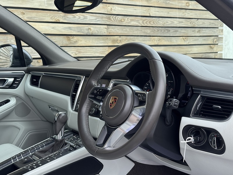 Porsche Macan 2016'66 T | Top Spec | Sport Design Pack - U8946