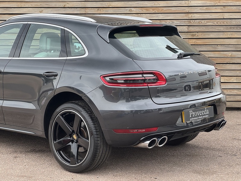 Porsche Macan 2016'66 T | Top Spec | Sport Design Pack - U8946