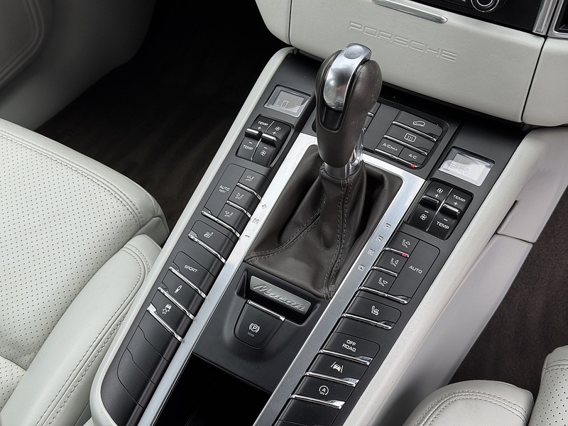 Porsche Macan 2016'66 T | Top Spec | Sport Design Pack - U8946