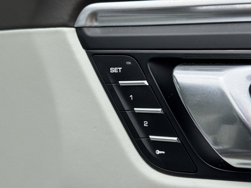 Porsche Macan 2016'66 T | Top Spec | Sport Design Pack - U8946