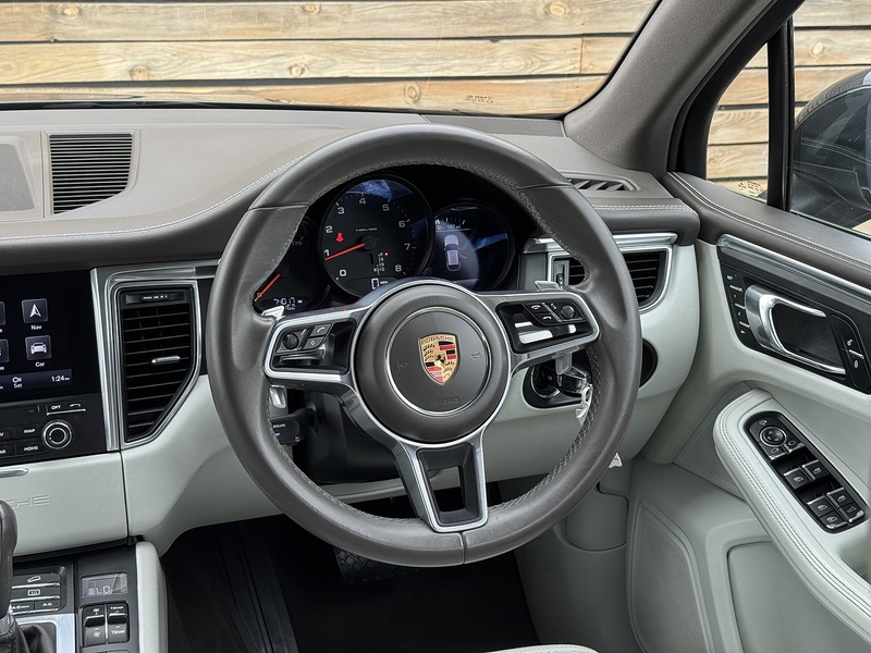 Porsche Macan 2016'66 T | Top Spec | Sport Design Pack - U8946