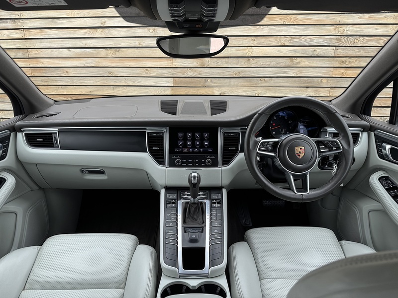 Porsche Macan 2016'66 T | Top Spec | Sport Design Pack - U8946