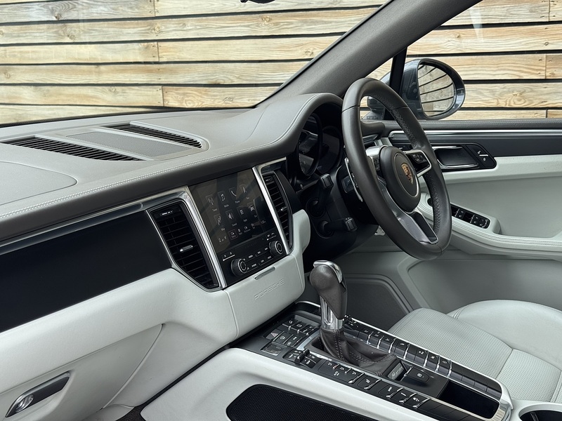 Porsche Macan 2016'66 T | Top Spec | Sport Design Pack - U8946