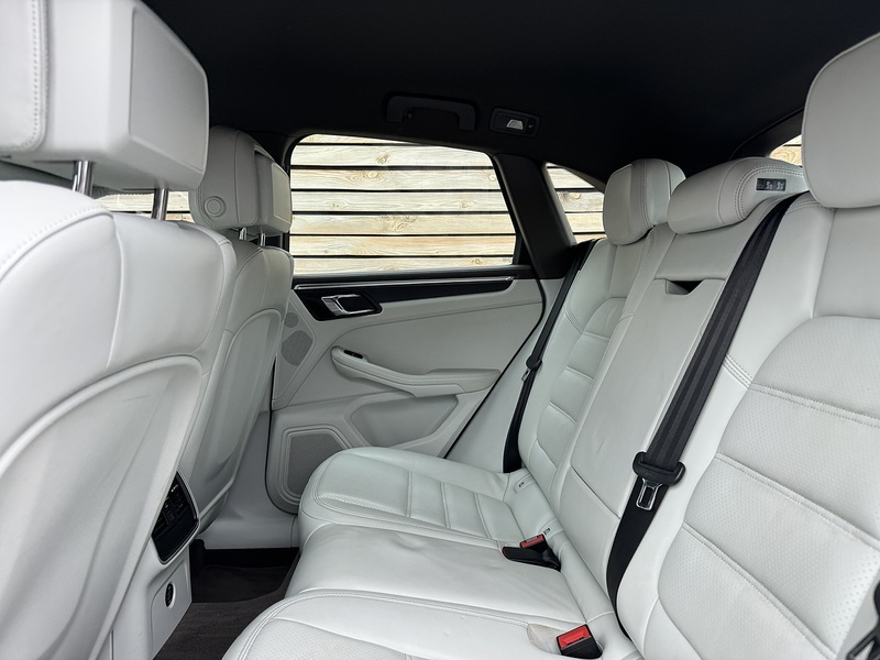 Porsche Macan 2016'66 T | Top Spec | Sport Design Pack - U8946