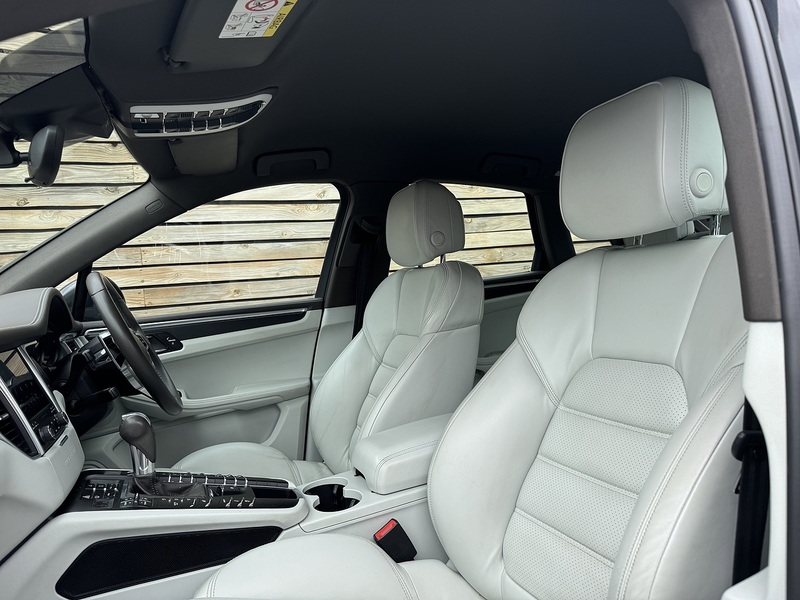 Porsche Macan 2016'66 T | Top Spec | Sport Design Pack - U8946