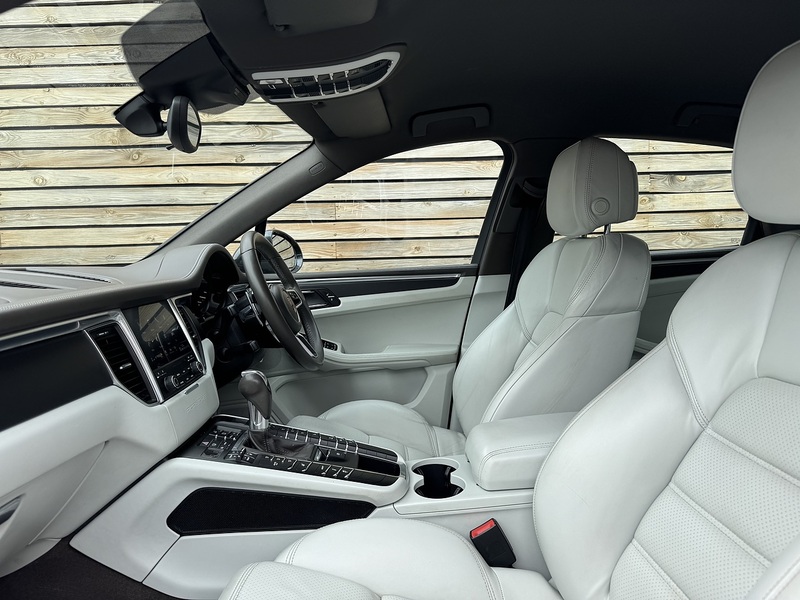 Porsche Macan 2016'66 T | Top Spec | Sport Design Pack - U8946