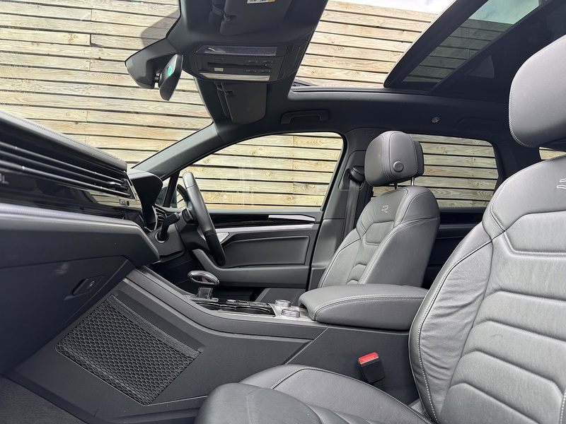 Volkswagen Touareg 2023'23 TDI V6 Black Edition | Pan Roof | Big Spec - U8953