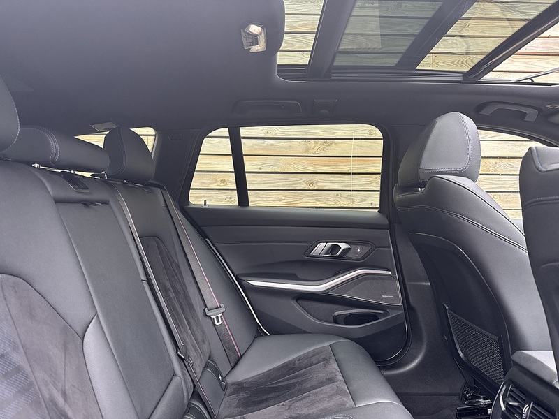 BMW 3 Series 2022'72 330e M Sport | Pan Roof | M Sport Pro Pack - U8961