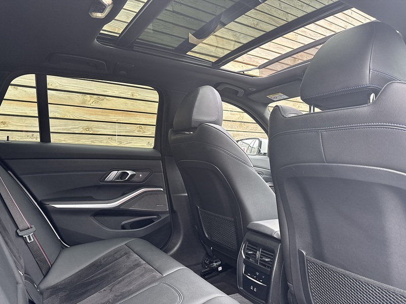 BMW 3 Series 2022'72 330e M Sport | Pan Roof | M Sport Pro Pack - U8961