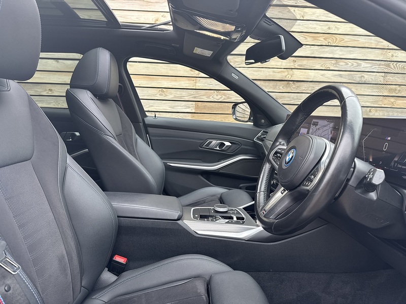 BMW 3 Series 2022'72 330e M Sport | Pan Roof | M Sport Pro Pack - U8961