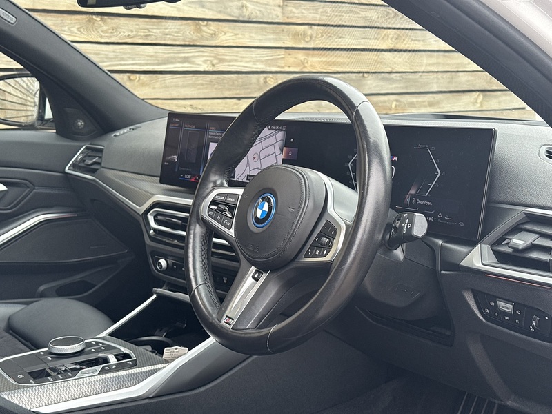 BMW 3 Series 2022'72 330e M Sport | Pan Roof | M Sport Pro Pack - U8961