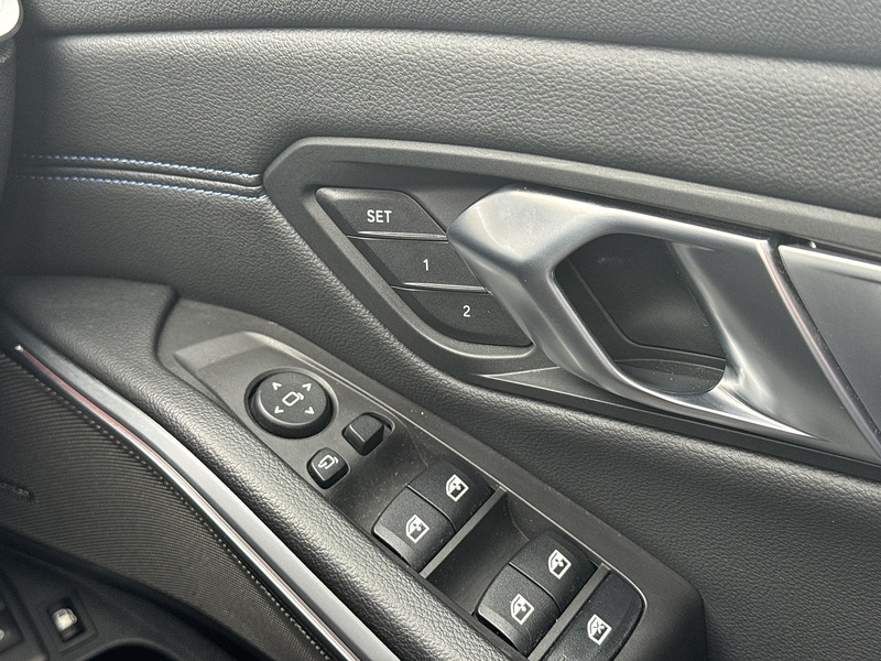 BMW 3 Series 2022'72 330e M Sport | Pan Roof | M Sport Pro Pack - U8961