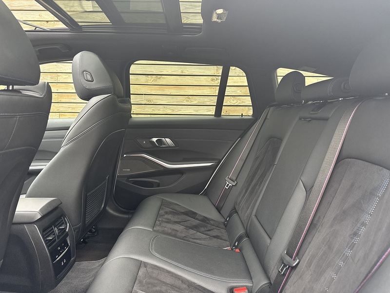 BMW 3 Series 2022'72 330e M Sport | Pan Roof | M Sport Pro Pack - U8961