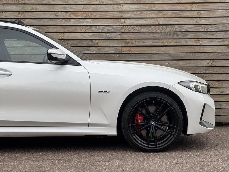 BMW 3 Series 2022'72 330e M Sport | Pan Roof | M Sport Pro Pack - U8961