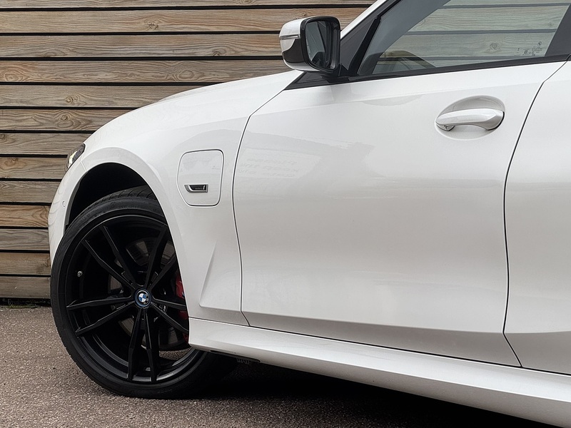 BMW 3 Series 2022'72 330e M Sport | Pan Roof | M Sport Pro Pack - U8961