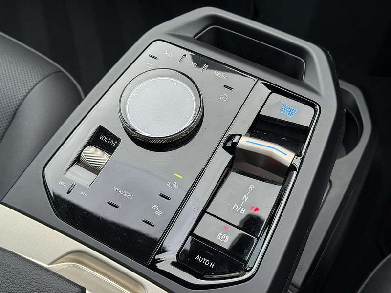 BMW iX 2023'23 50 M Sport | Sky Lounge Pack | Comfort Pack - U9012