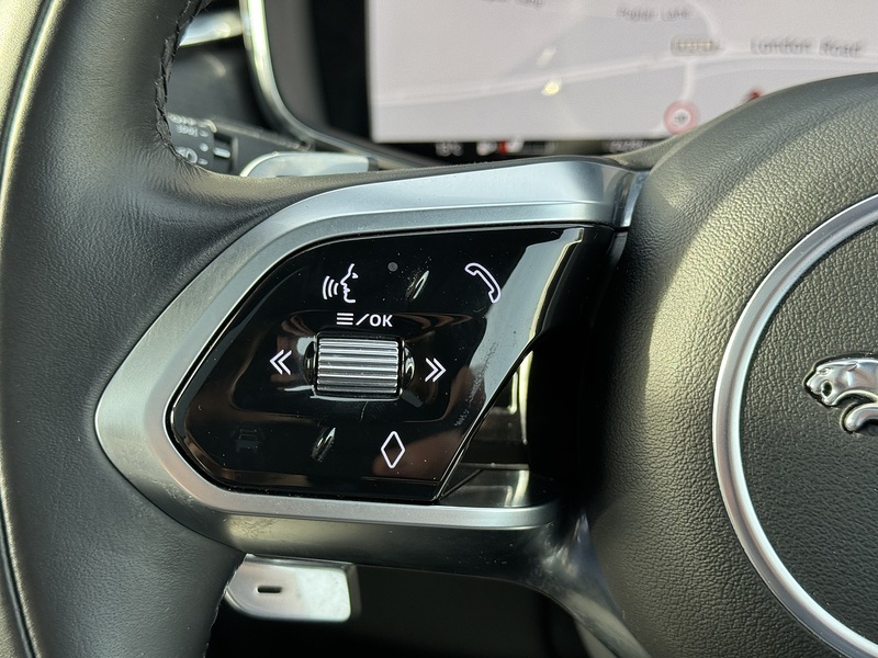 Jaguar F-PACE 2023'73 D200 MHEV R-Dynamic HSE Black | Pan Roof | Front Memory Seats - U9015