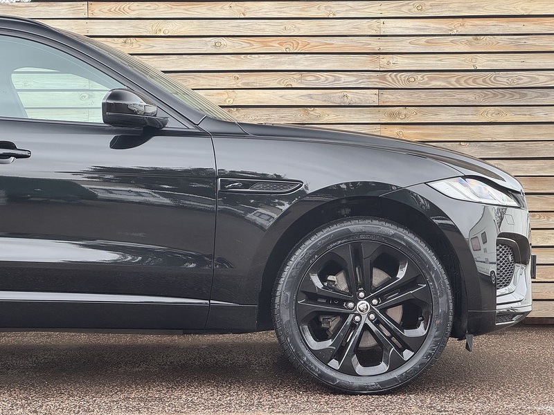 Jaguar F-PACE 2023'73 D200 MHEV R-Dynamic HSE Black | Pan Roof | Front Memory Seats - U9015